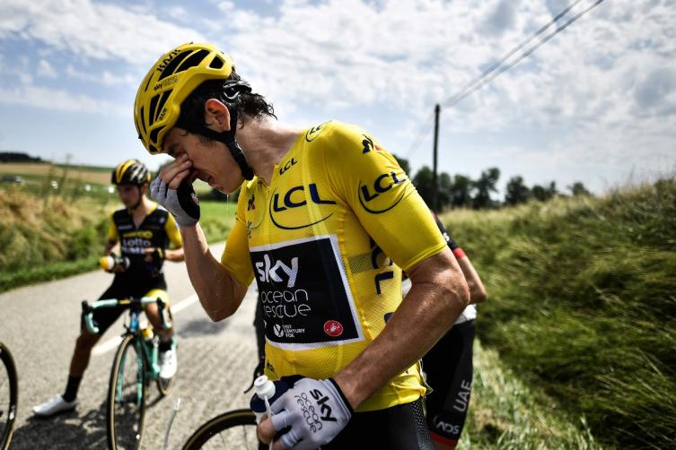 Represión, gas lacrimógeno y suspensión en el Tour de France