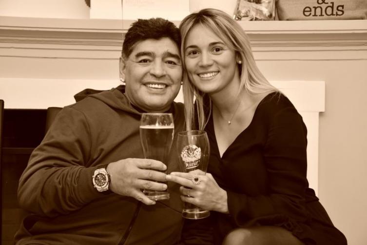 Las fotos exclusivas - Diego Maradona le propuso casamiento a Rocío Oliva