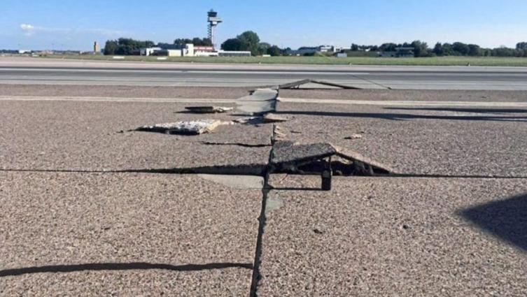El calor extremo en Alemania partió la pista de un aeropuerto
