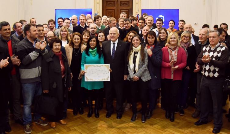 Creará áreas de mujeres en 129 municipios y comunas  