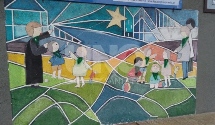Pintaron pañuelos verdes en un mural del Colegio La Salle 