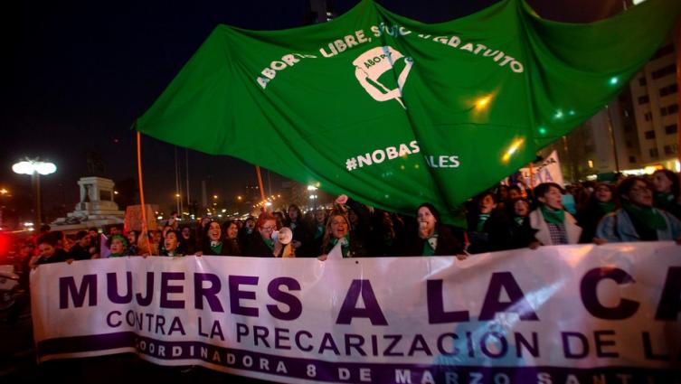 Una masiva marcha pidió la implementación del aborto libre en Chile