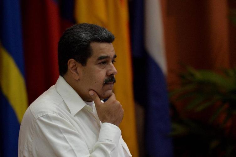 Por la crisis, Maduro restringe la venta de combustible