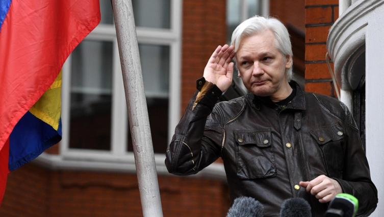 Ecuador negocia la salida de Assange de su embajada en Londres