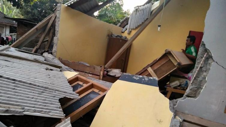 Un fuerte sismo sacudió a la isla de Lombok en Indonesia: al menos diez muertos