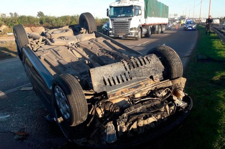 Volcó un vehículo a metros del Puente Carretero
