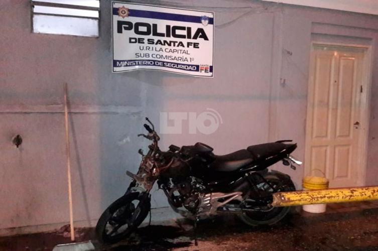 Incendiaron una moto en una comisaría