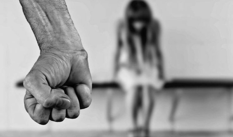 Policía golpeó a su ex pareja y disparó al aire 