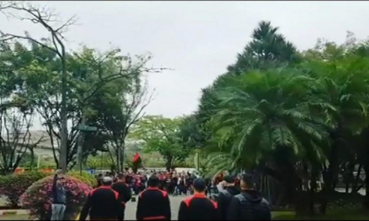 VIDEOS: los jugadores de Colón saludaron a los hinchas en la puerta del hotel