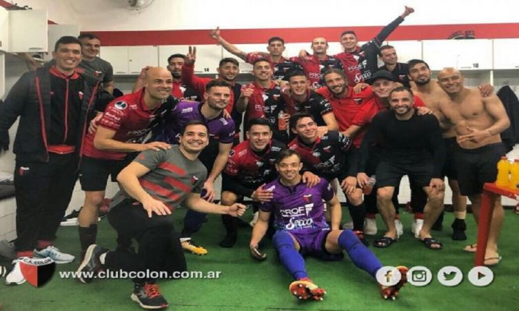 Así festejaron los jugadores del Colón por su triunfo histórico