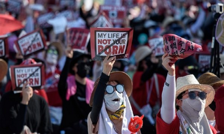 Corea del Sur: miles de mujeres protestan en Seúl contra la pornografía con cámaras ocultas