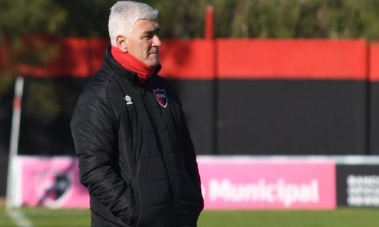 De Felippe aún no definió para jugar ante Vélez