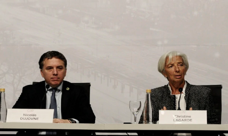 Tras el salto del riesgo país y el dólar, el FMI autorizó al Central a usar más reservas