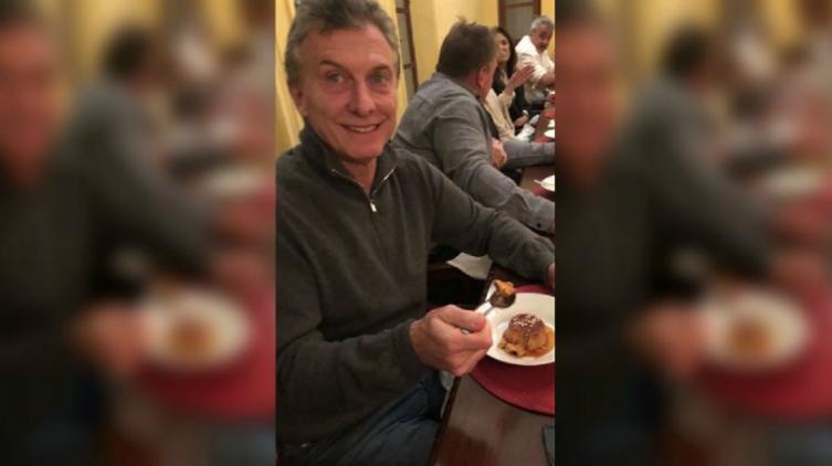 Macri y una foto con un flan que causó polémica en las redes sociales