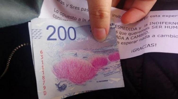 Buenos Aires: Un abuelo repartió billetes de $200 en el Sarmiento junto a un tierno mensaje