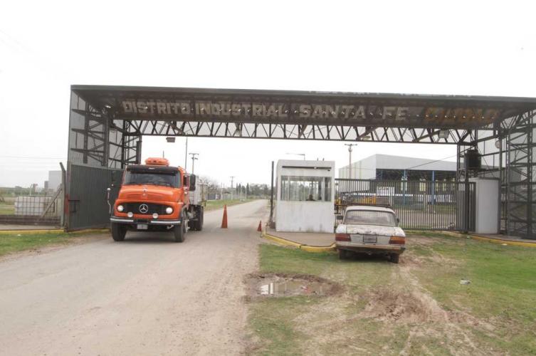 Funcionarios municipales visitan la planta de una empresa