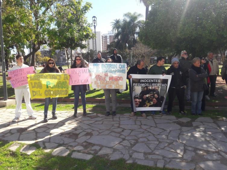 Piden la libertad de seis policías detenidos