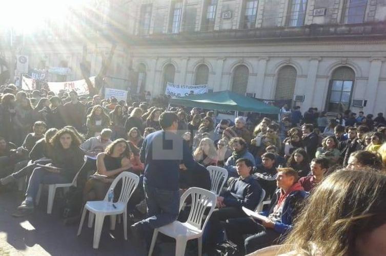 Clases en la calle en defensa de la universidad pública
