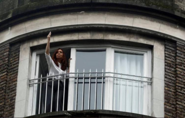 Comenzó el allanamiento en el domicilio de CFK