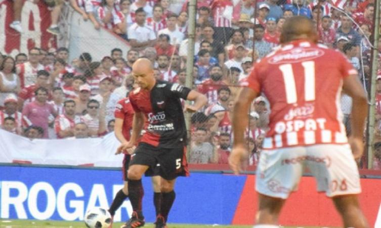 Colón sin Fritzler para el clásico duda si jugar con uno o dos volantes centrales
