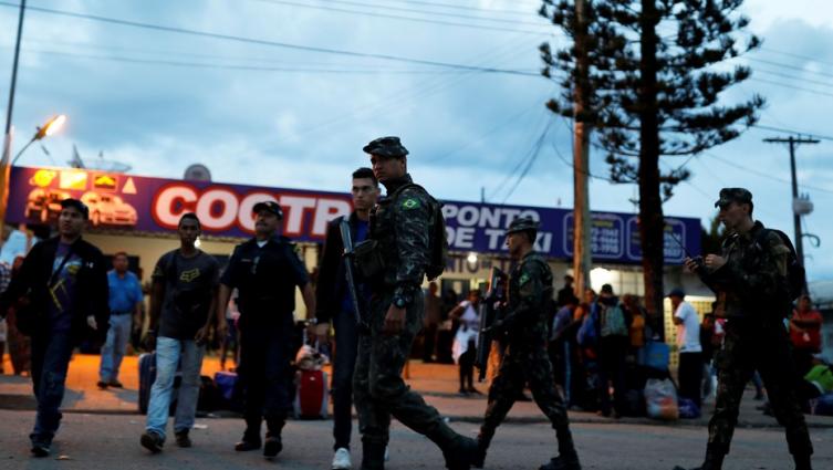 Brasil analiza dar turnos en la frontera para limitar la entrada de venezolanos