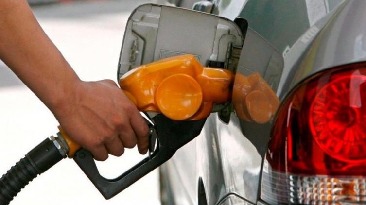 Estacioneros calculan que la nafta llegaría a los 50 pesos el litro