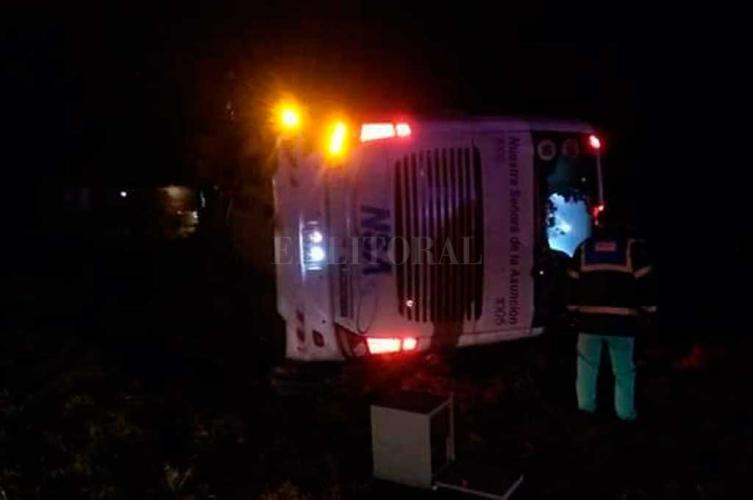 Una mujer falleció al volcar un colectivo