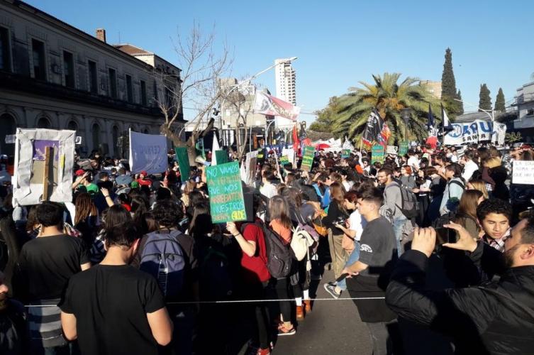 Masiva marcha en defensa de la universidad pública