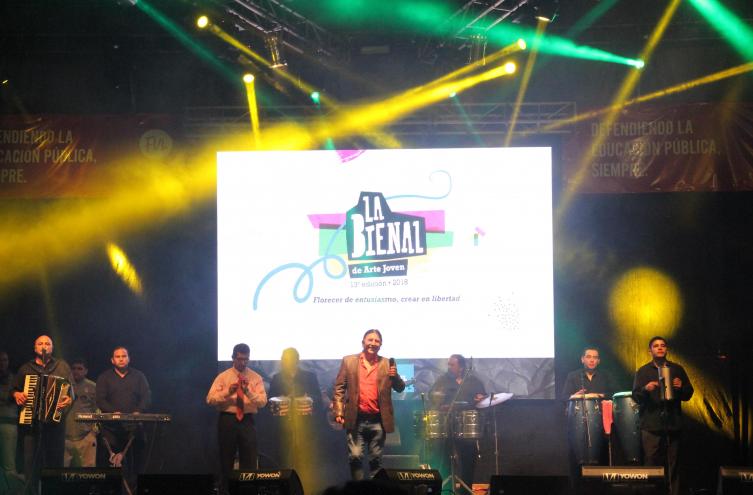 Arte, color y ritmo en la gran apertura de la Bienal