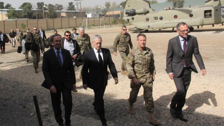 El secretario de Defensa de Estados Unidos llegó por sorpresa a Afganistán