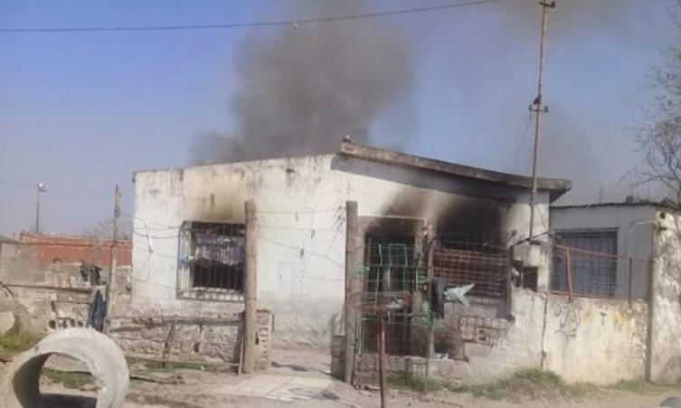 Incendiaron la casa del presunto autor del crimen del niño de tres años