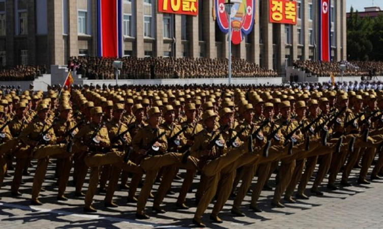 El régimen de Kim Jong-un celebró un histórico desfile militar sin misiles balísticos intercontinentales