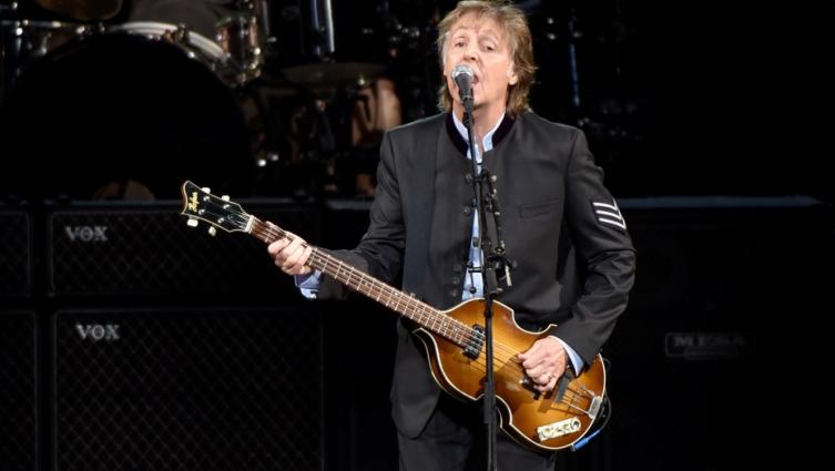 Paul McCartney tocó en vivo y gratis en pleno Manhattan