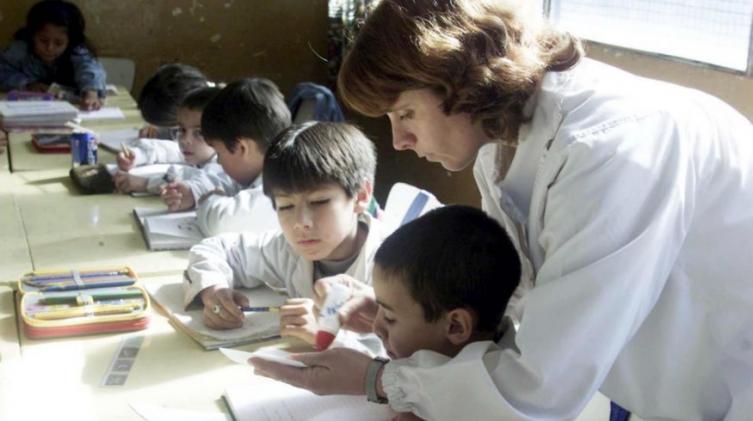 “A veces tenemos que comprarle algo a los chicos porque se desmayan de hambre”