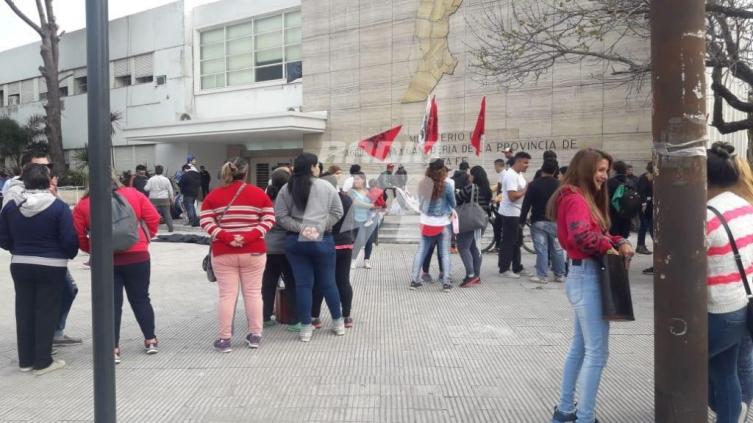 Protesta frente al Ministerio de la Producción