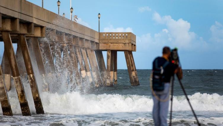 El huracán Florence cae a categoría dos a menos de 500 kilómetros de llegar a EE.UU.