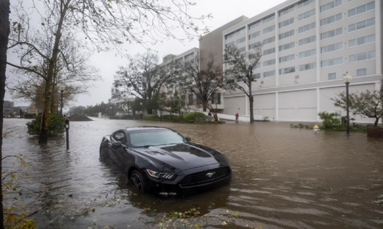 El huracán Florence sigue amenazando con fuertes vientos e inundaciones la costa de EE. UU