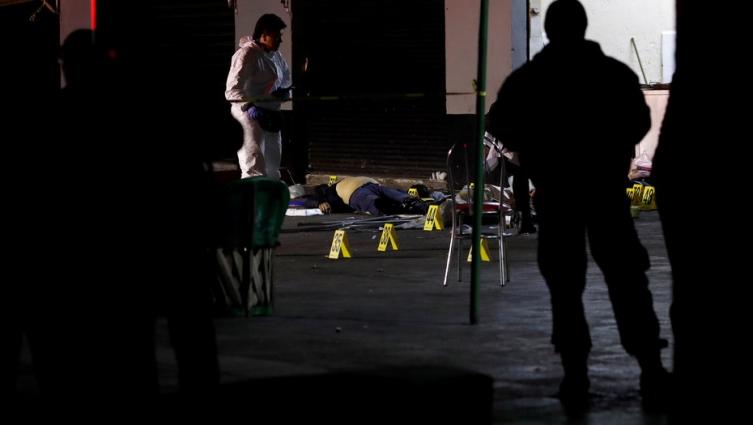 Asesinan a 3 personas en una popular plaza de Ciudad de México