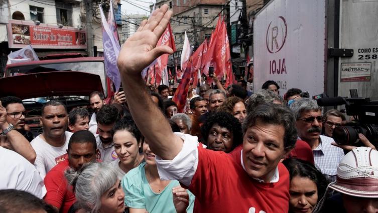 En busca de fortalecer su imagen, Fernando Haddad visitó la mayor favela de Río de Janeiro