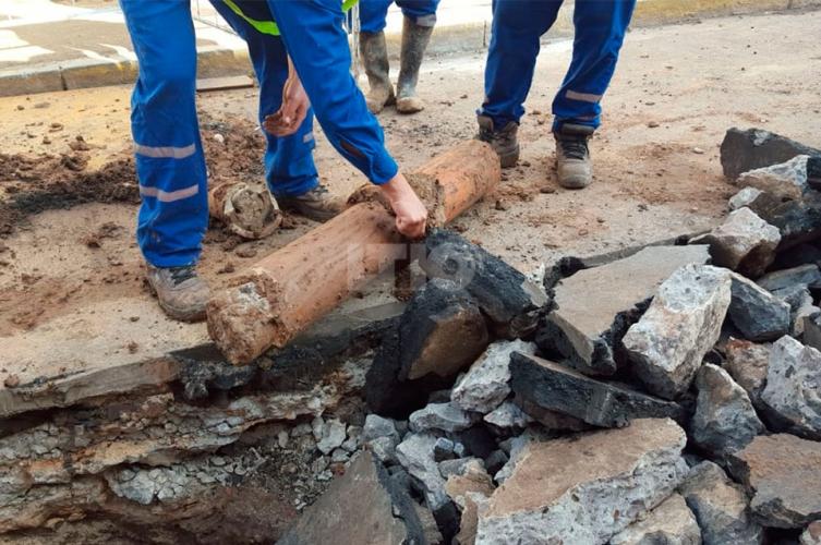 Una constructora tiró hormigón dentro de los caños y taparon la cloaca 