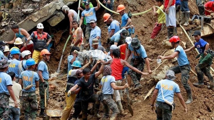 Reanudan las tareas para rescatar a casi un centenar de filipinos sepultados en una mina