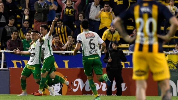 Central tuvo una mala noche, cayó ante Defensa y se alejó de la punta