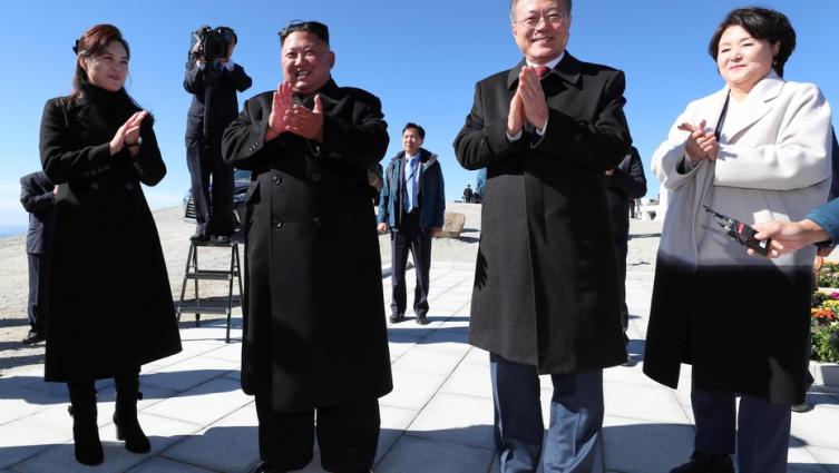 Muestra de unidad: Kim y Moon visitaron el Monte Paektu