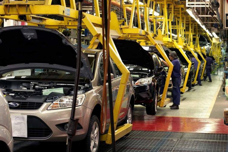 Las automotrices suspenden a más de 5.000 empleados