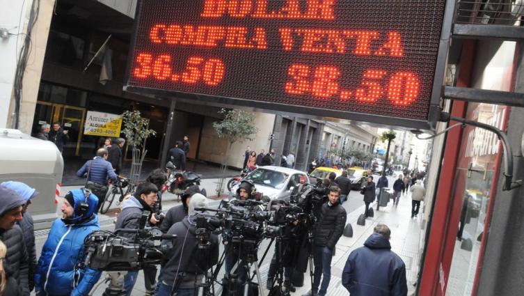 Mejor clima en los mercados: el dólar bajó a $ 38,13 y el riesgo país cayó a 587 puntos