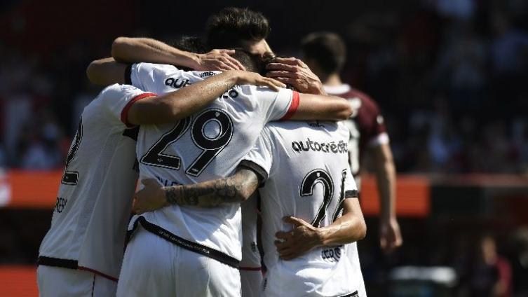 Newell´s derrotó 2 a 0 a Lanús y logró su primer triunfo en el torneo