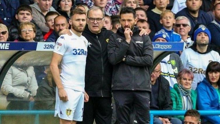 La fuerte autocrítica del Loco Bielsa, que perdió el invicto pero no la punta