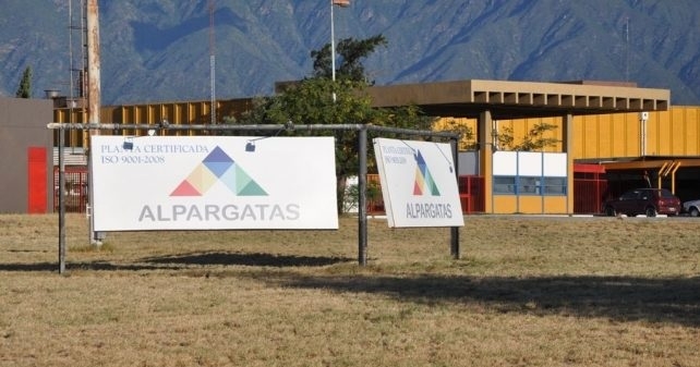 Alpargatas cierra dos de sus plantas y despide a 445 trabajadores