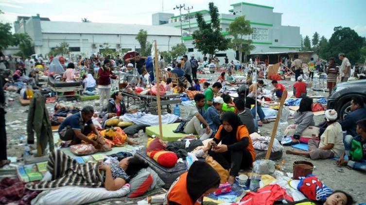 Terremoto y tsunami en Indonesia: casi 400 muertos y más de 500 heridos