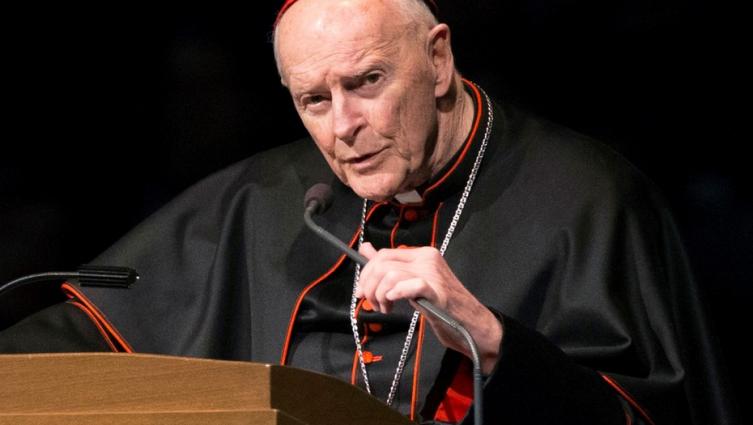Un ex cardenal acusado de abusos sexuales vive a pasos de una escuela primaria